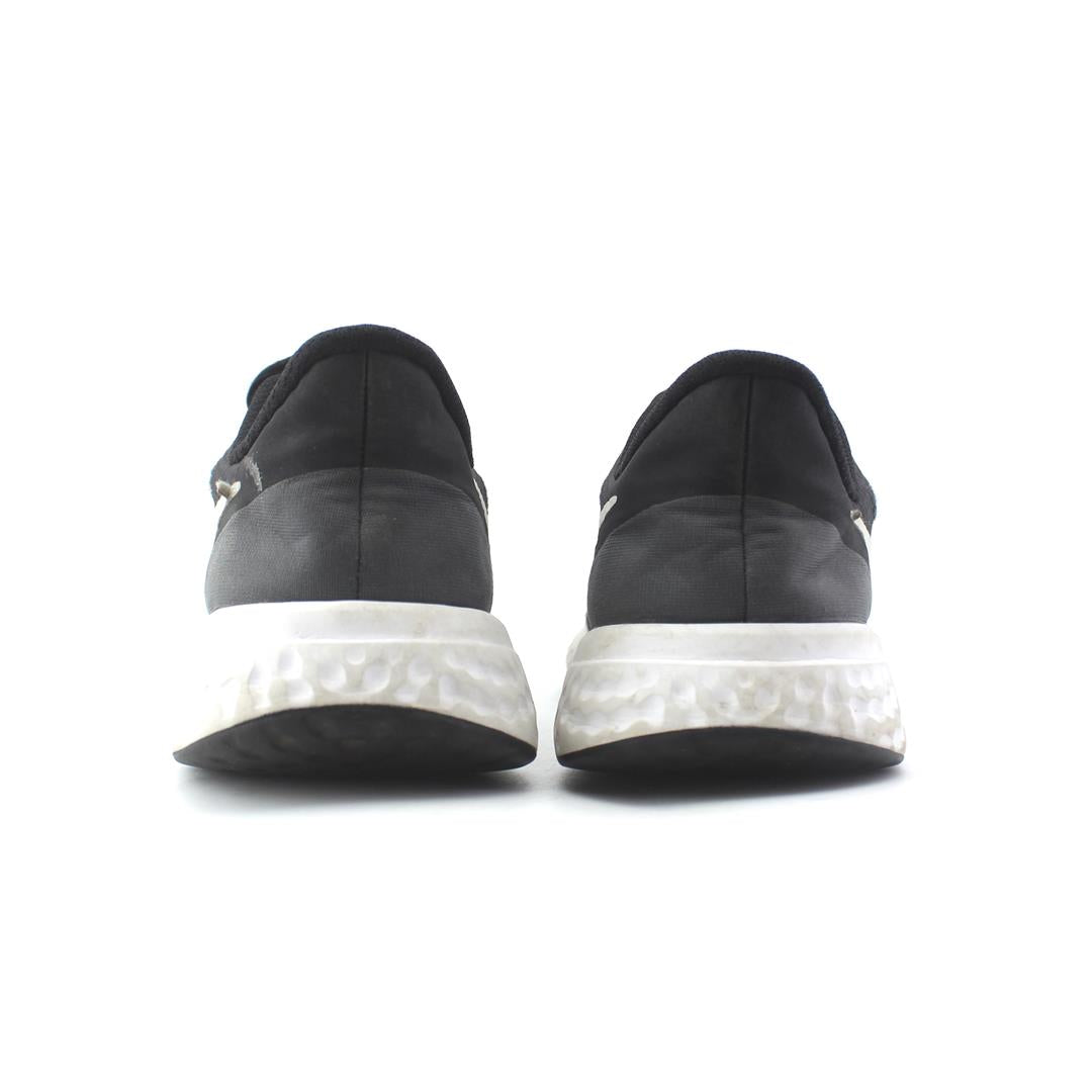 NIKE REVOLUTION 5