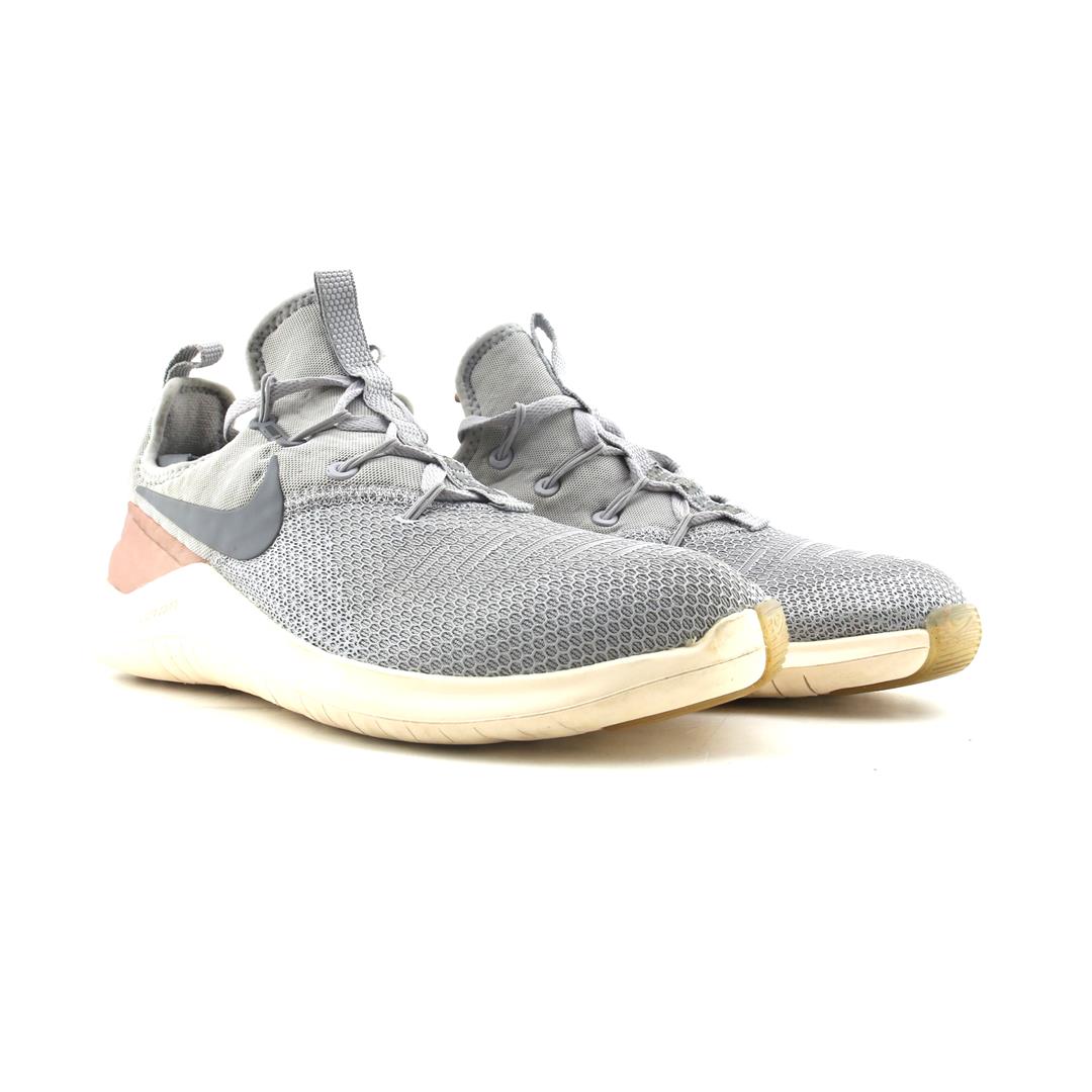 NIKE FREE TR 8