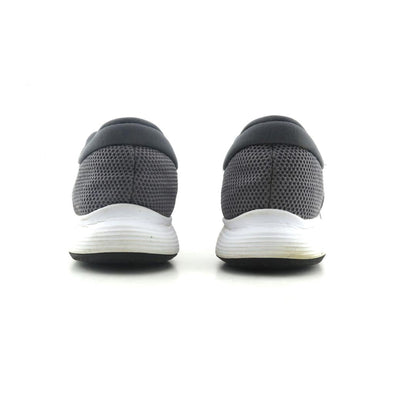 NIKE REVOLUTION 4