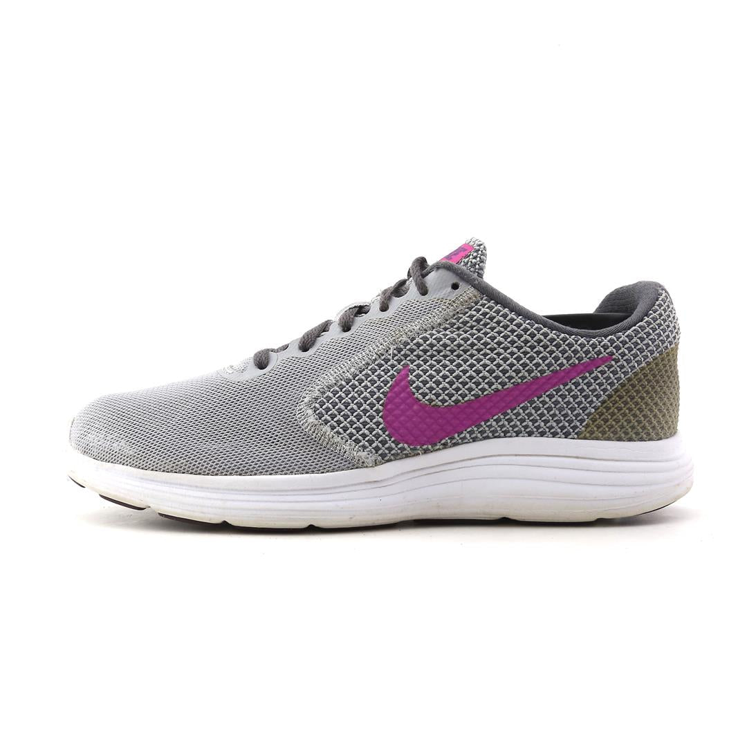 NIKE  REVOLUTION 3