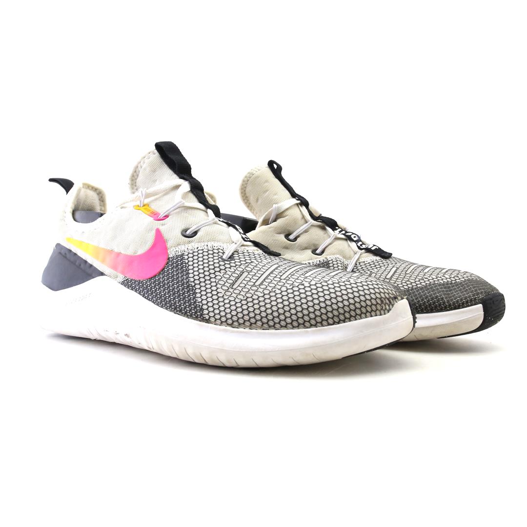 NIKE FREE TR 8