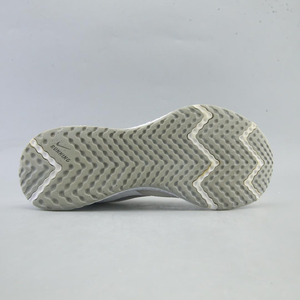 NIKE REVOLUTION 5
