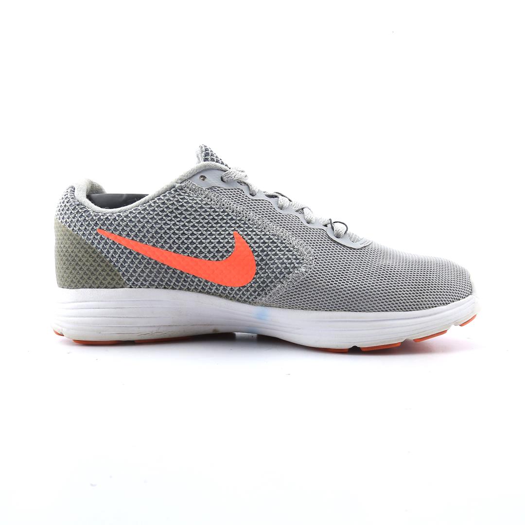 NIKE REVOLUTION 3