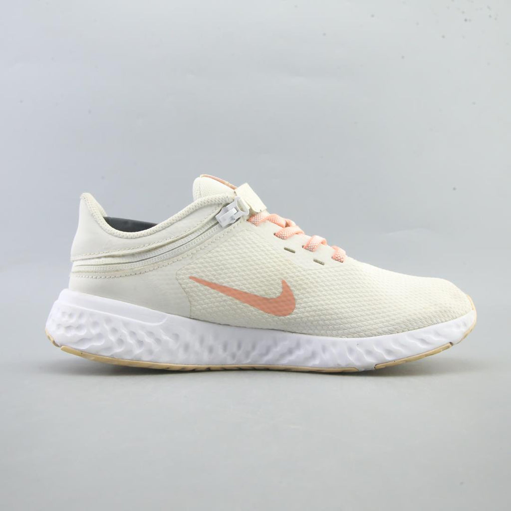NIKE REVOLUTION 5