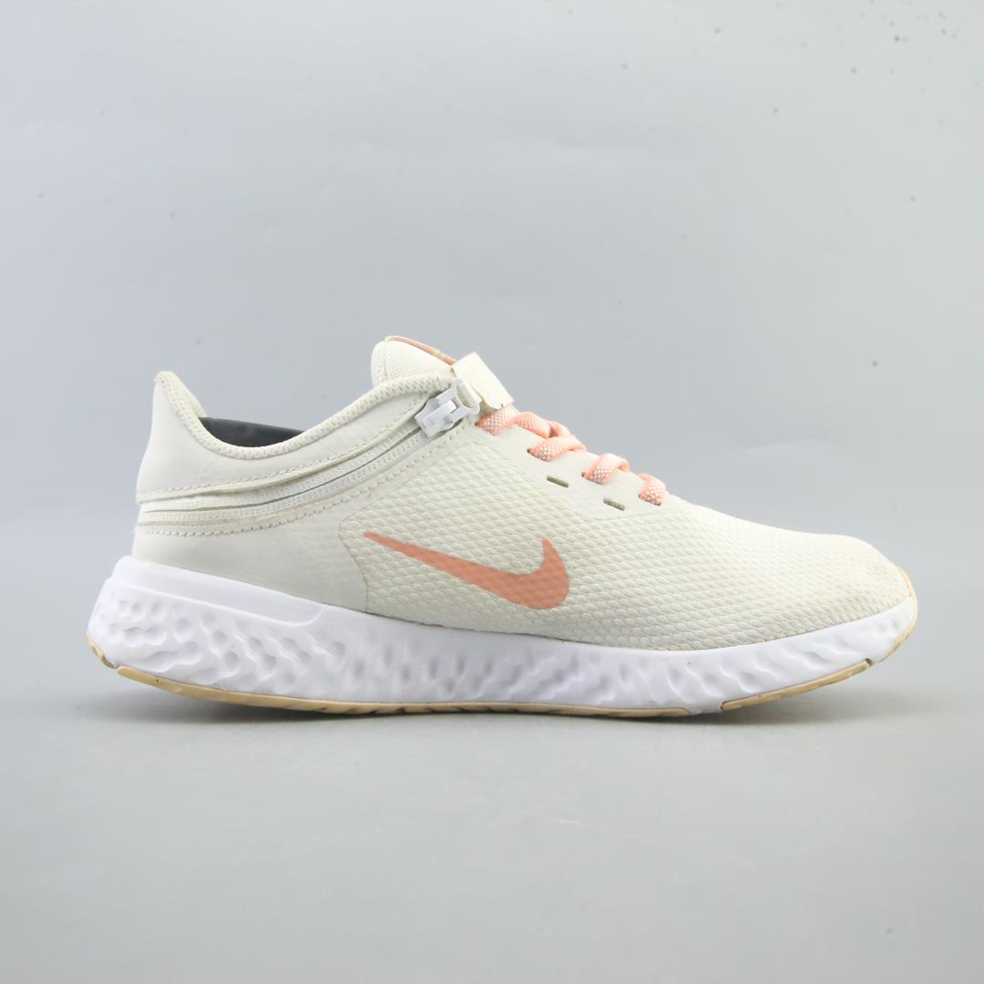 NIKE REVOLUTION 5