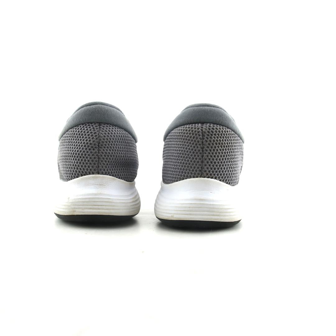 NIKE REVOLUTION 4