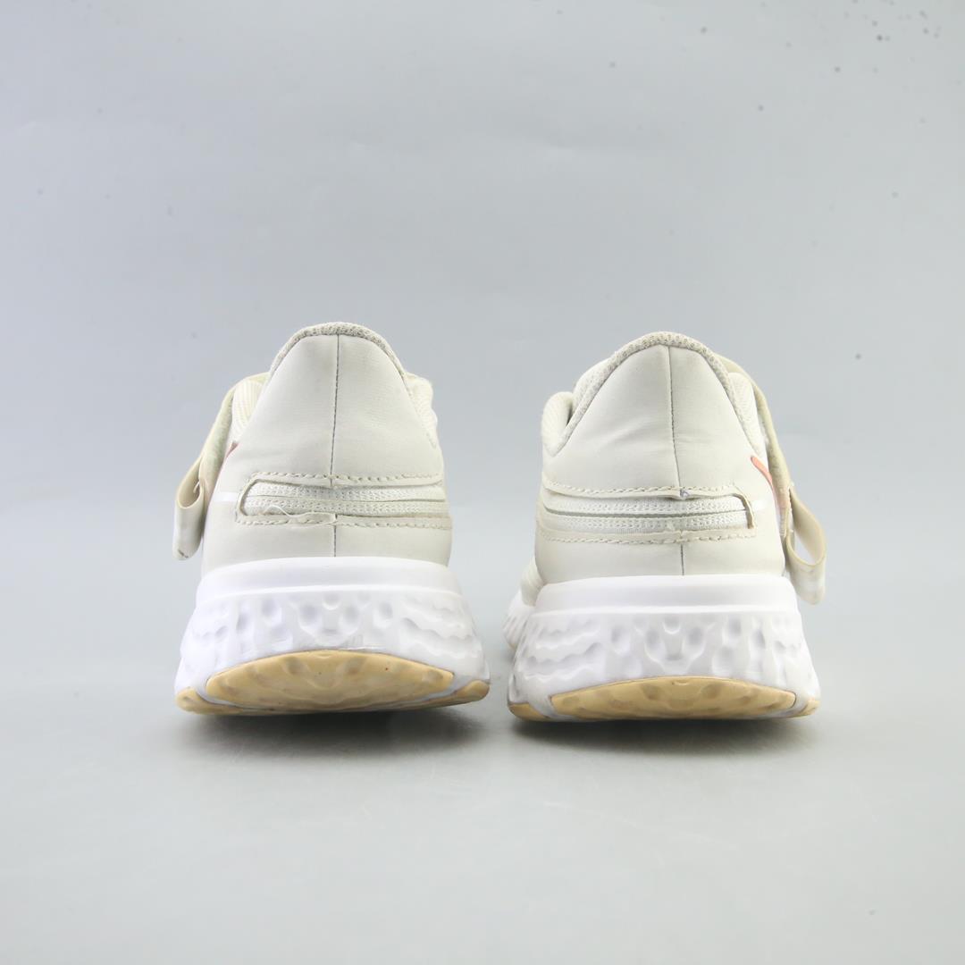 NIKE REVOLUTION 5