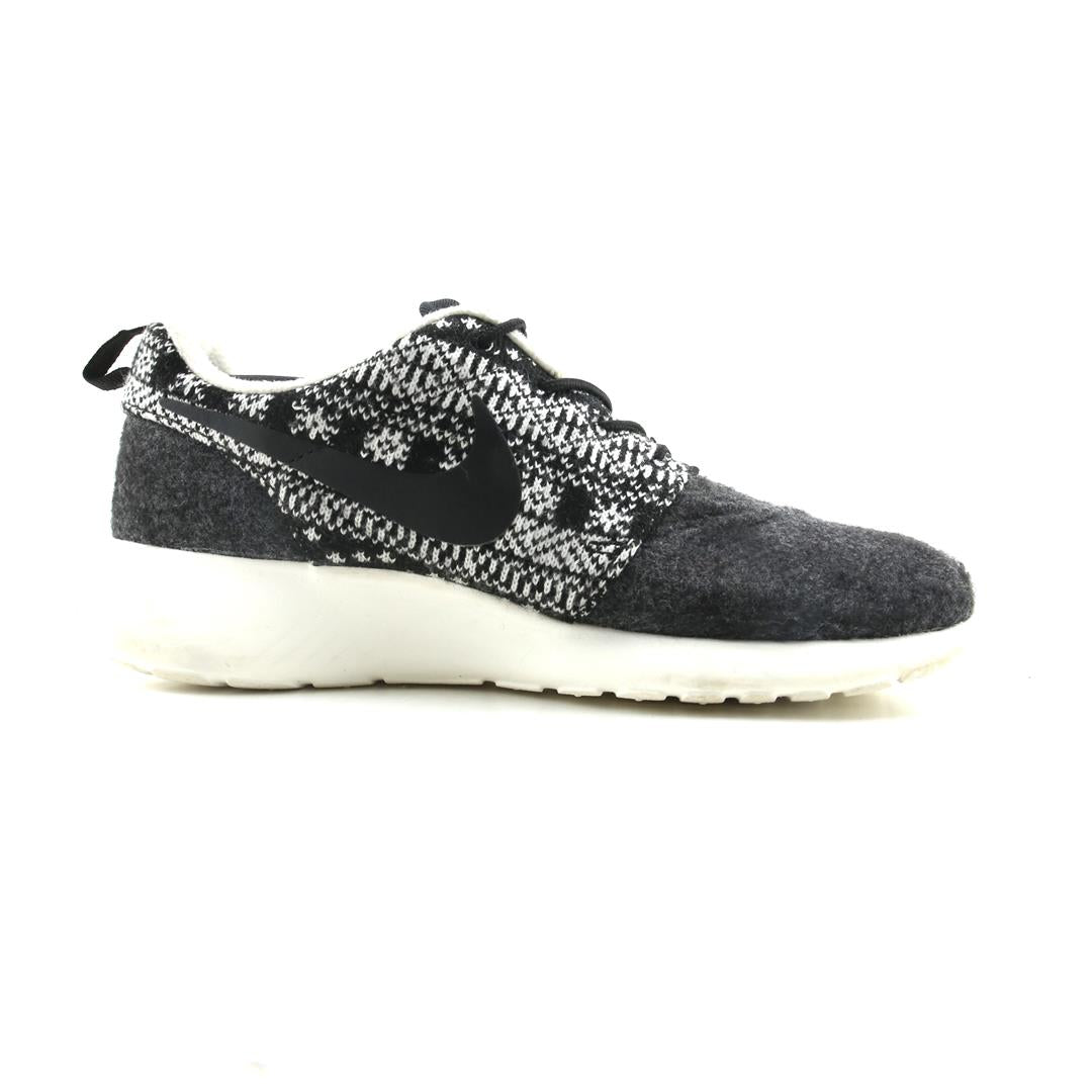 NIKE ROSHE ONE