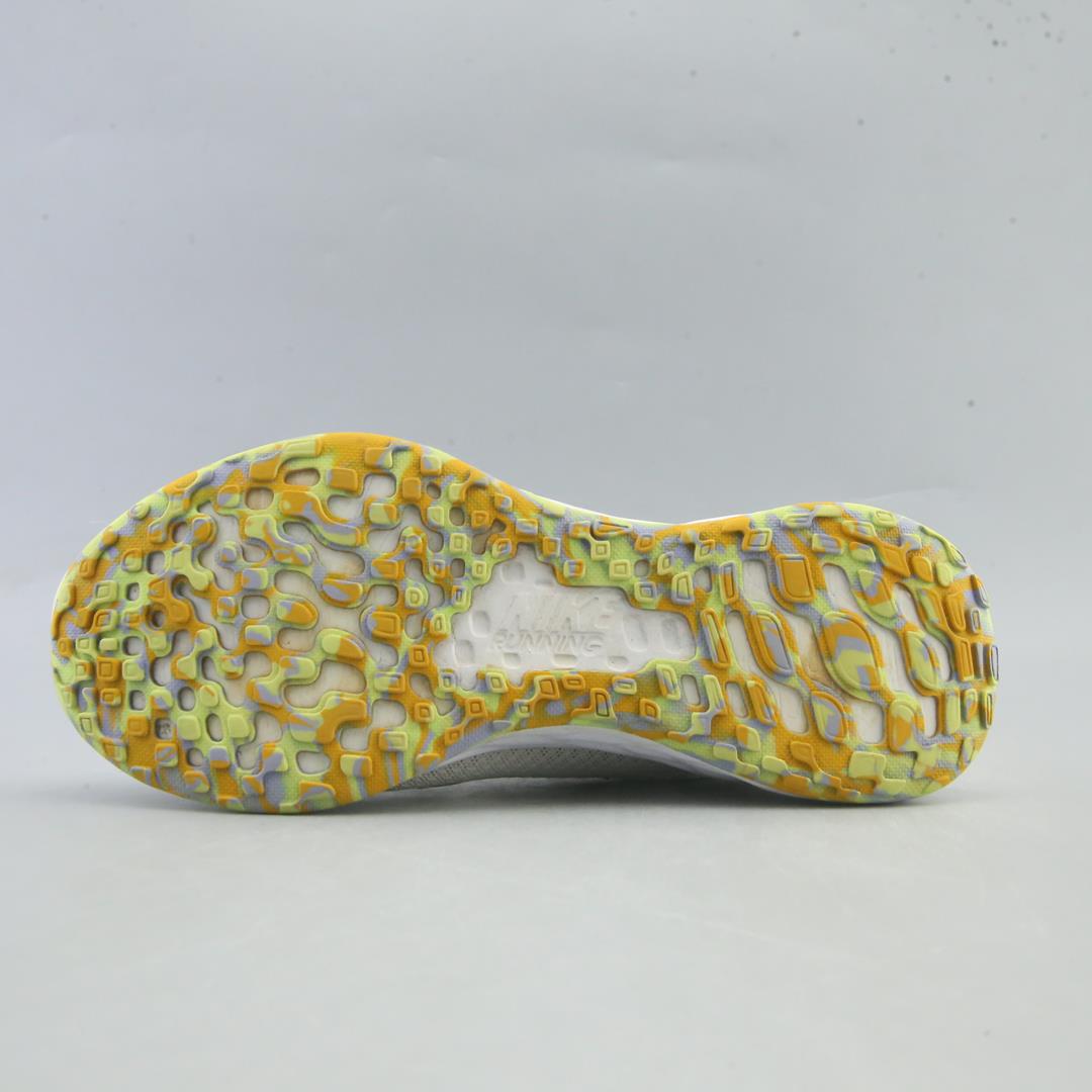 NIKE REVOLUTION 6