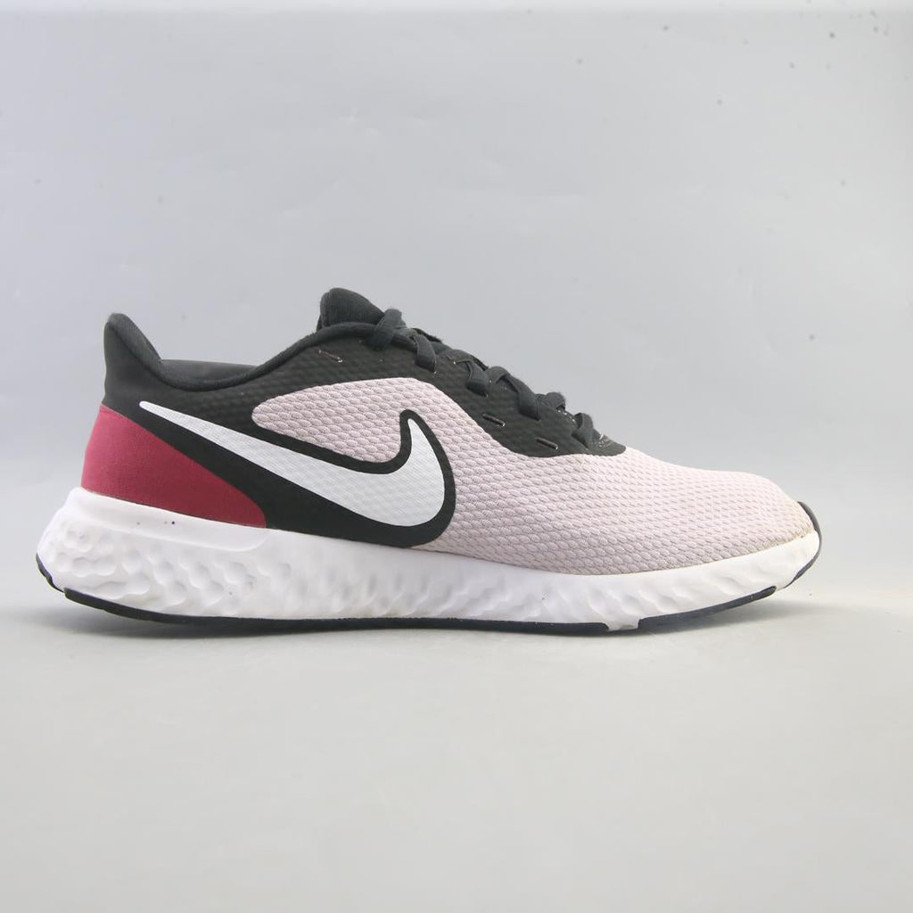 NIKE REVOLUTION 5