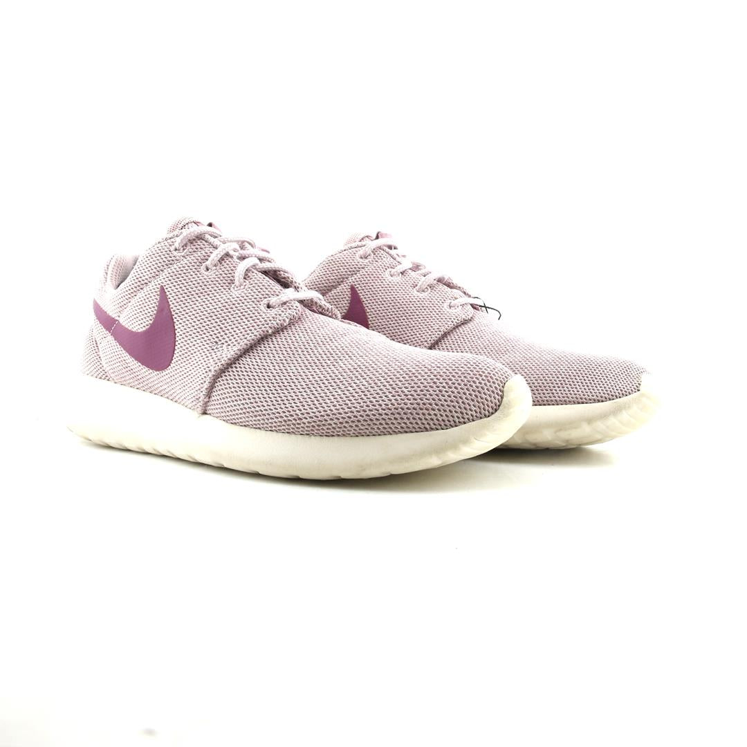 NIKE ROSHE ONE