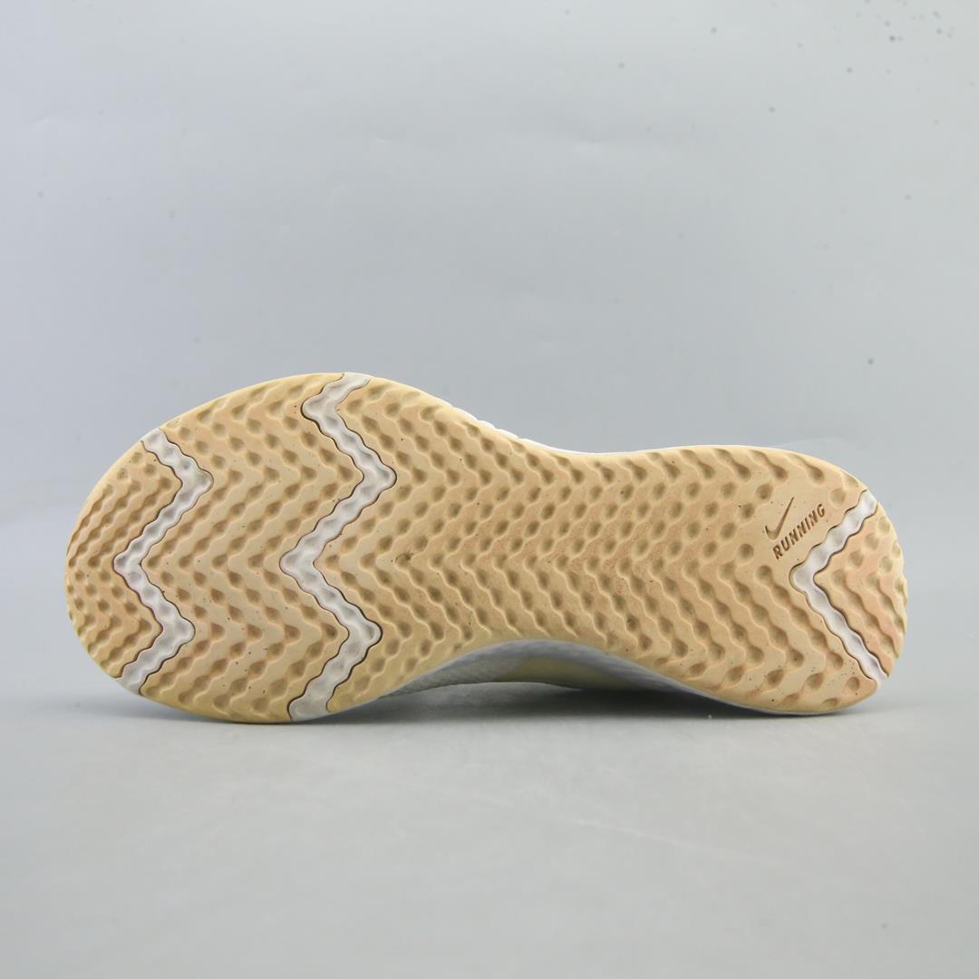 NIKE REVOLUTION 5