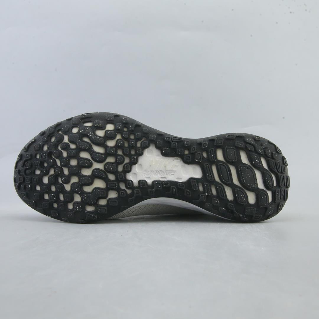 NIKE  REVOLUTION 5