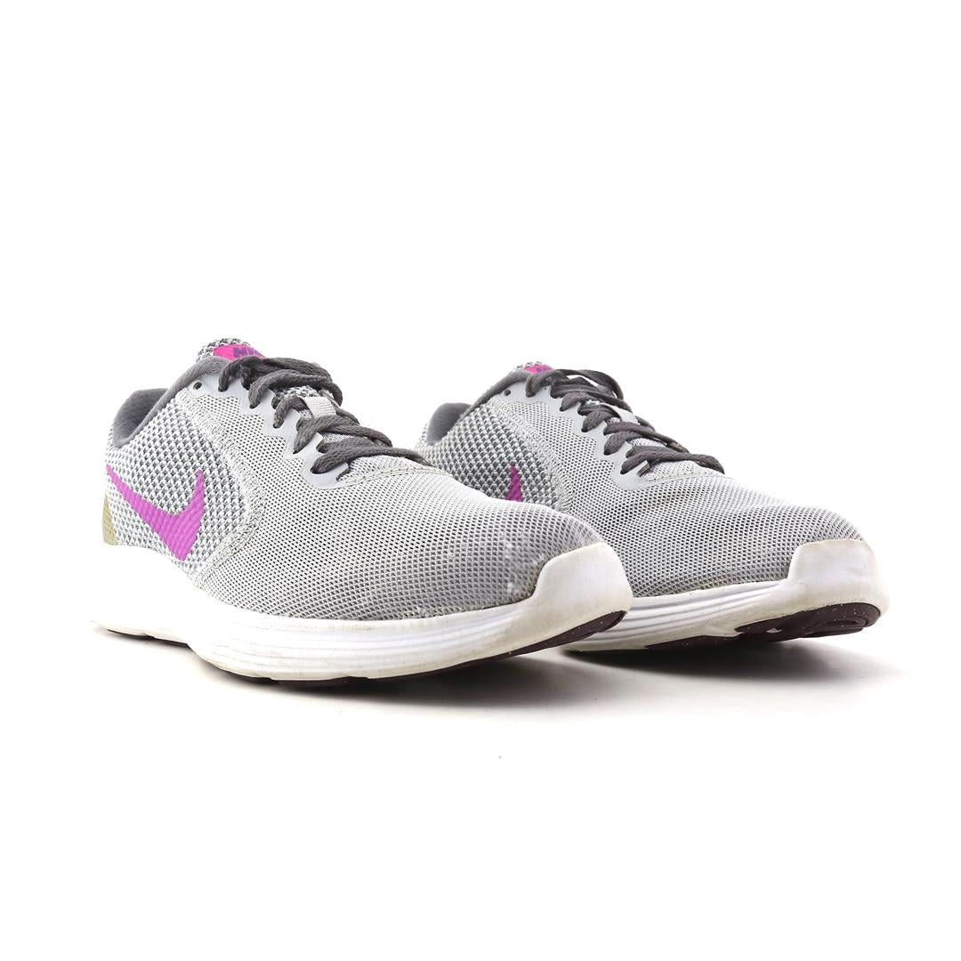 NIKE  REVOLUTION 3
