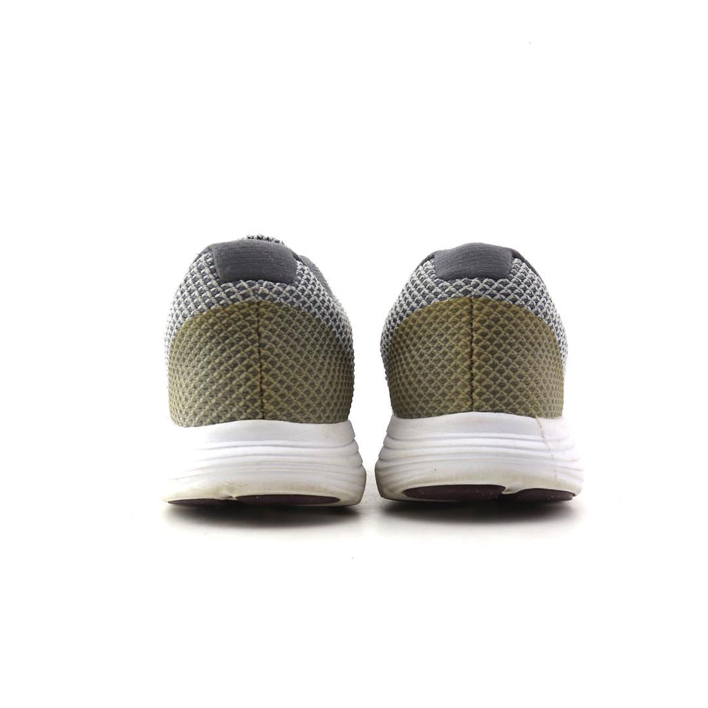 NIKE  REVOLUTION 3