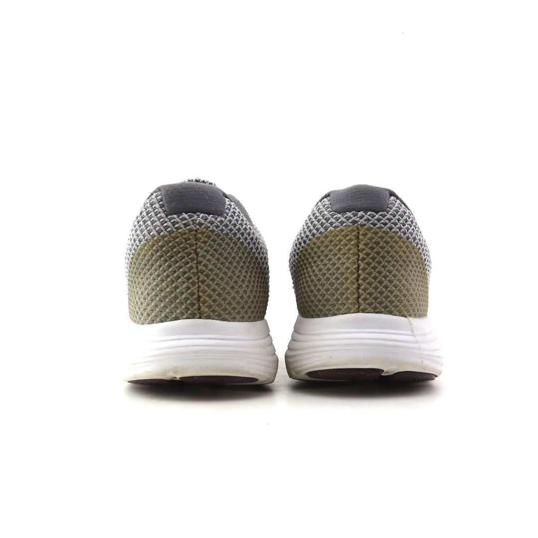 NIKE  REVOLUTION 3
