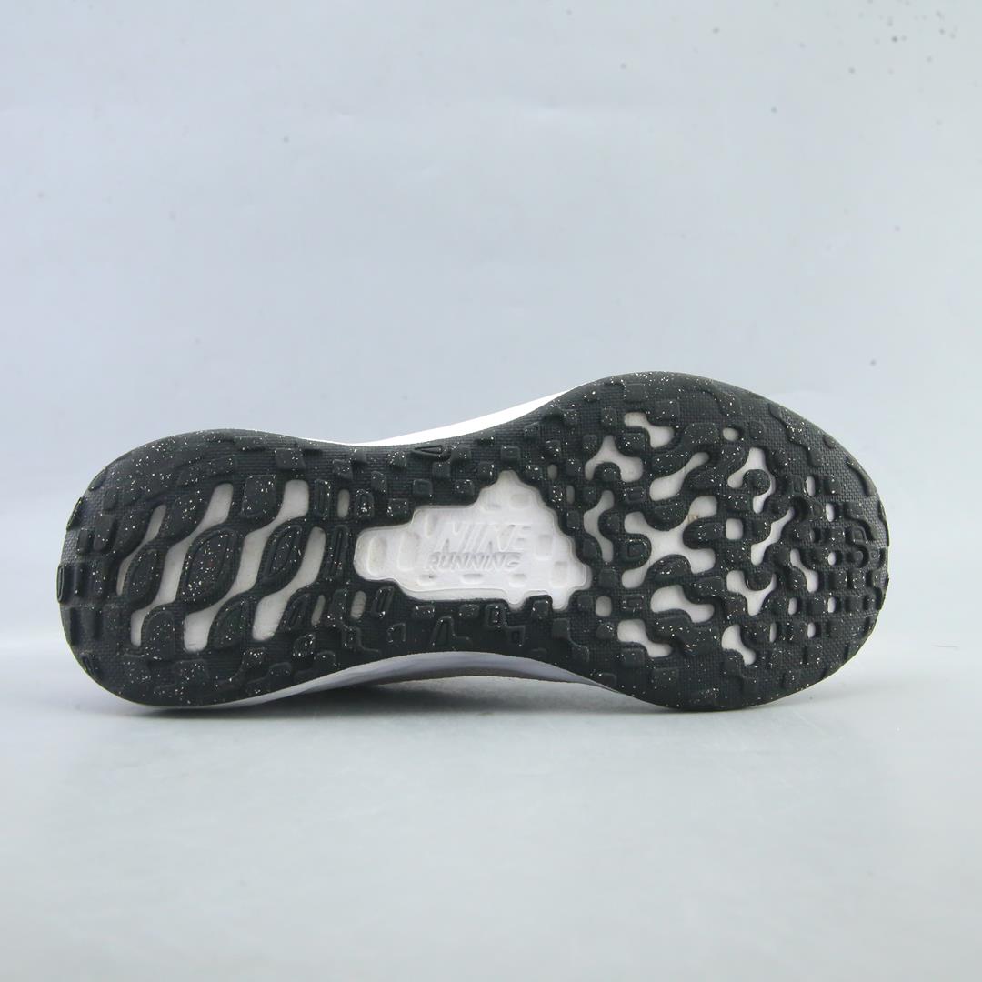 NIKE REVOLUTION 6