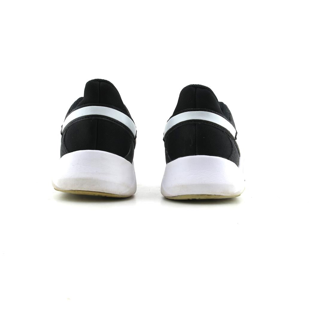 NIKE  LEGEND ESSENTIAL 2