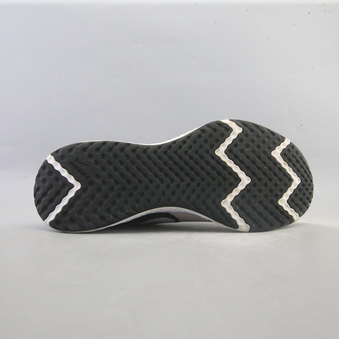 NIKE REVOLUTION 5