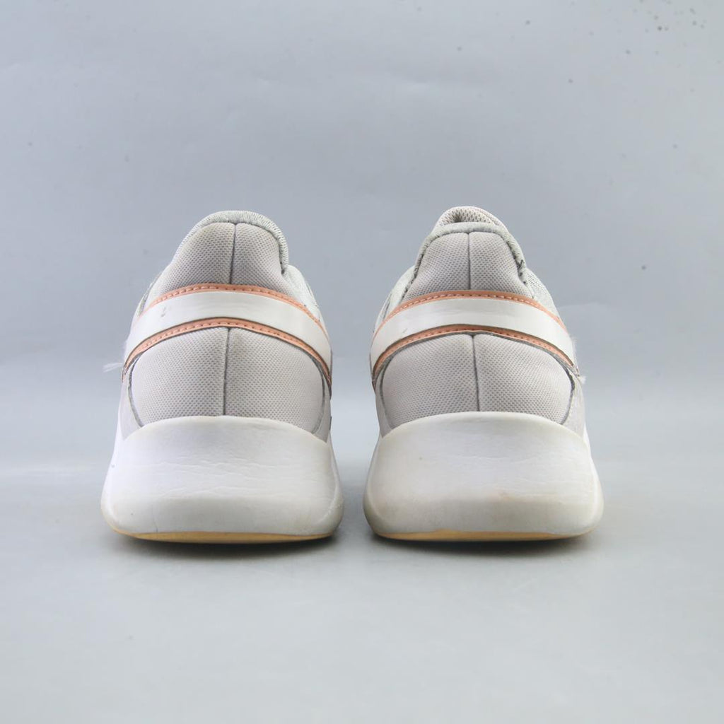 NIKE  LEGEND ESSENTIAL 2