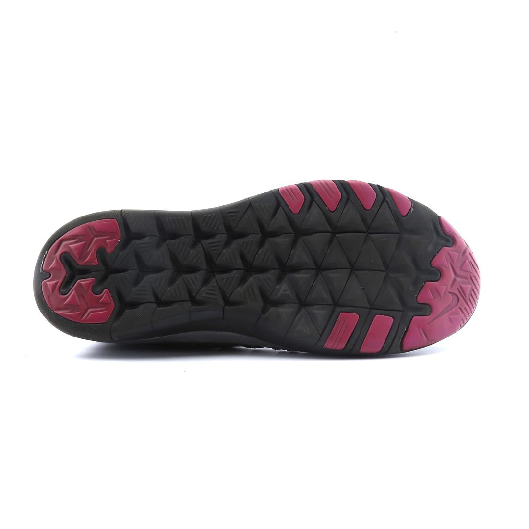 NIKE FREE TR 6