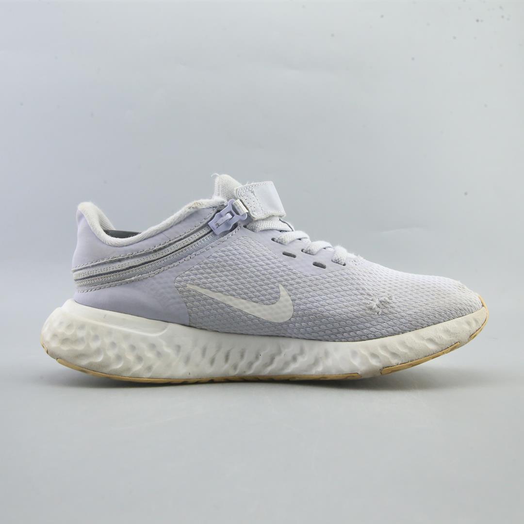 NIKE REVOLUTION 5