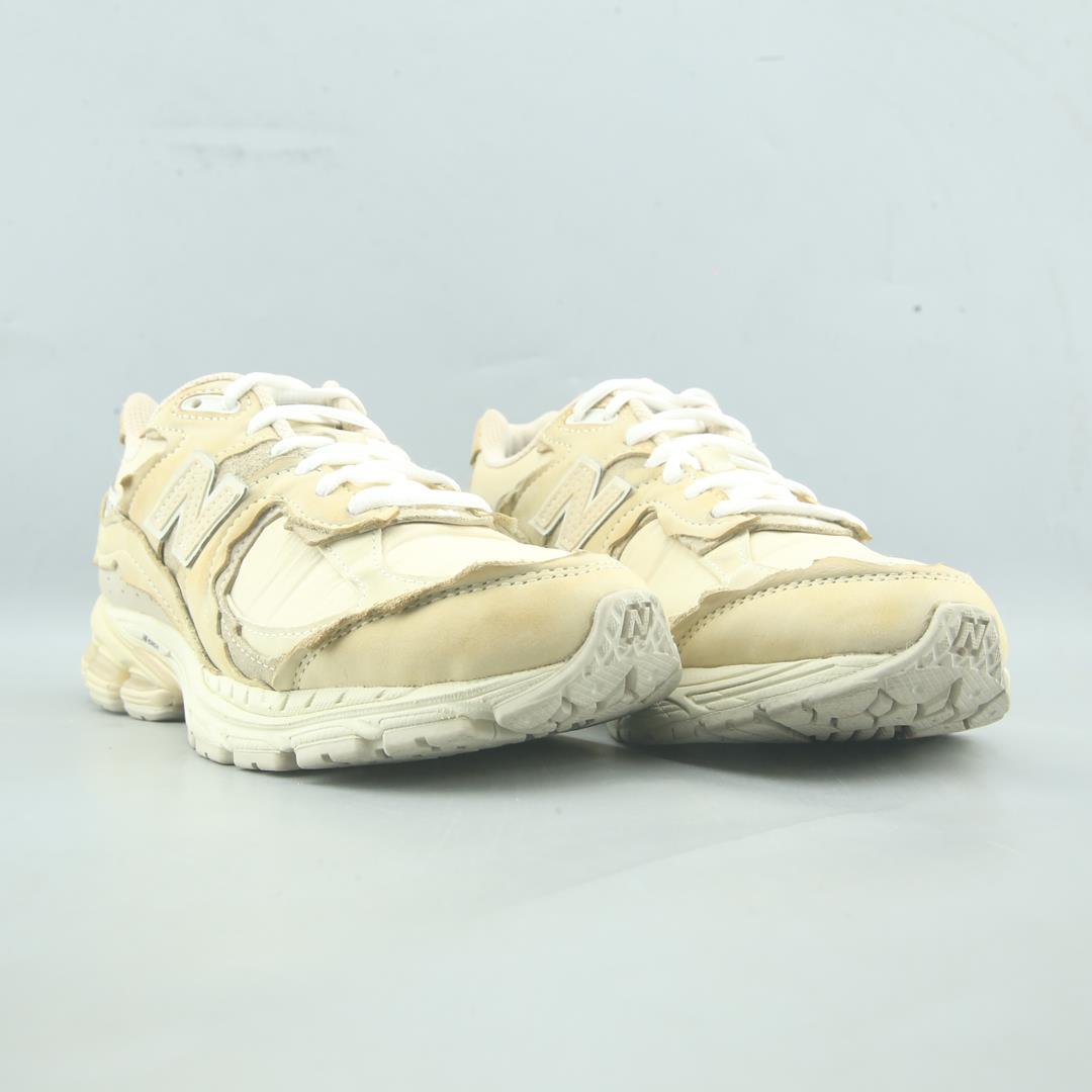 NEW BALANCE 2002R