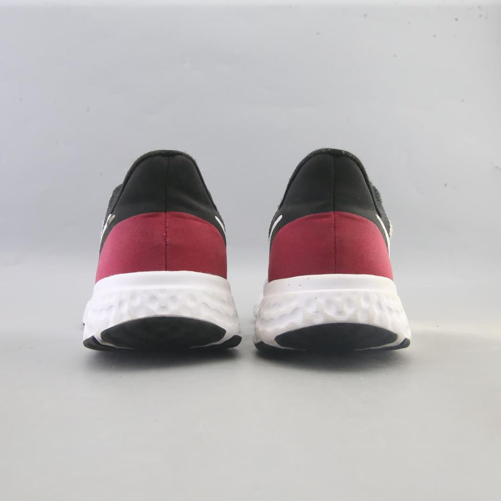 NIKE REVOLUTION 5