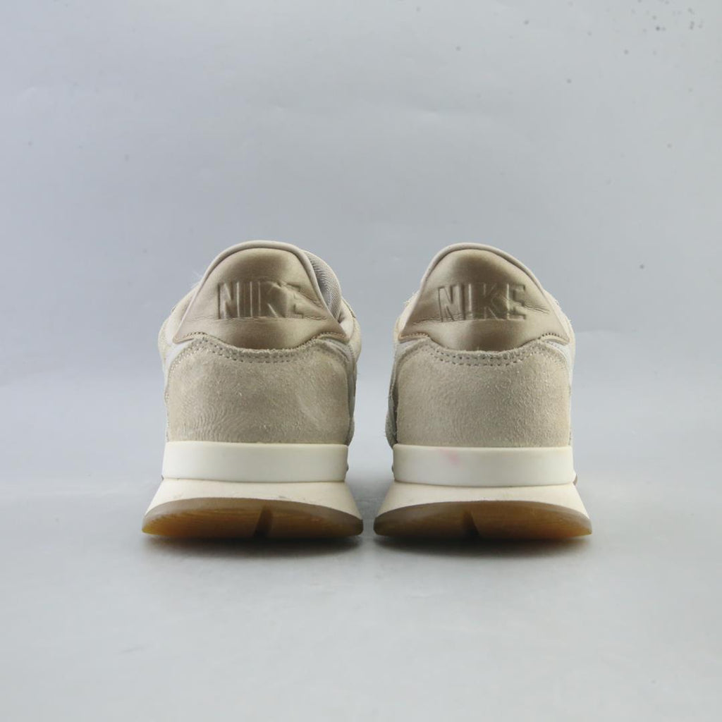NIKE INTERNATIONALIST