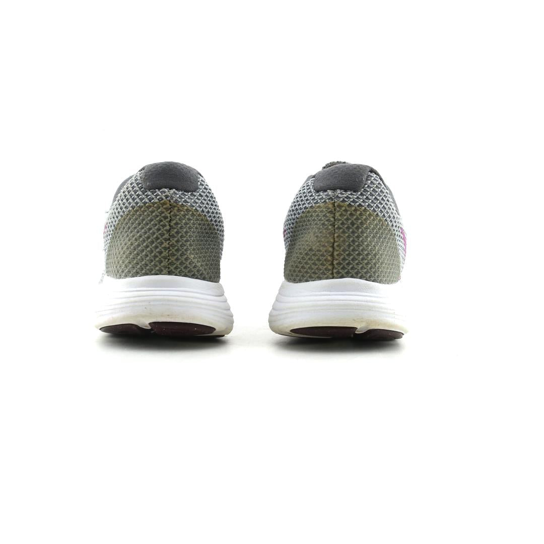 NIKE REVOLUTION 3