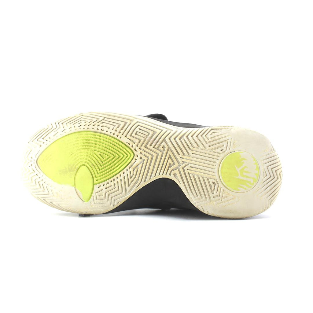 NIKE  KYRIE FLYTRAP III
