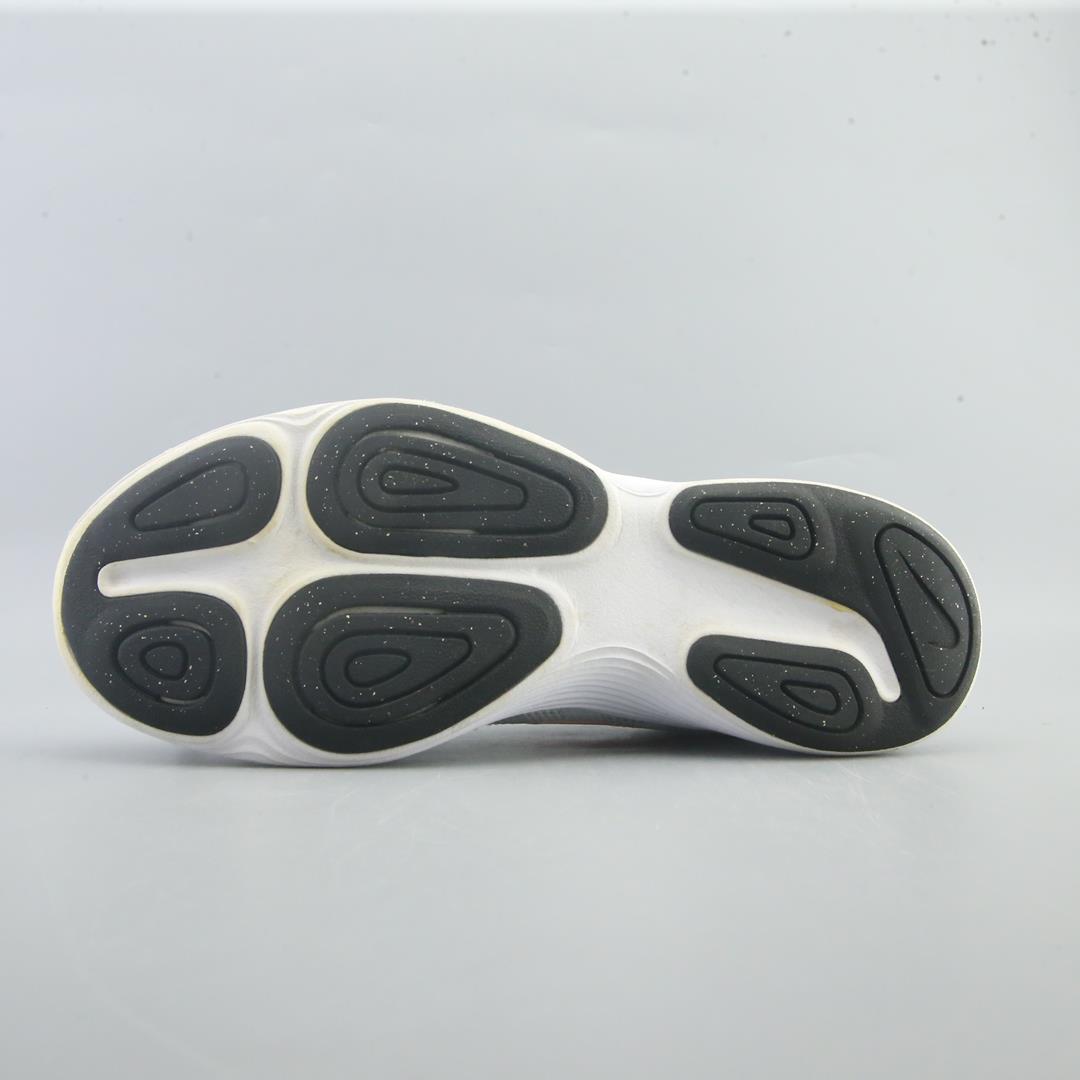 NIKE REVOLUTION 4