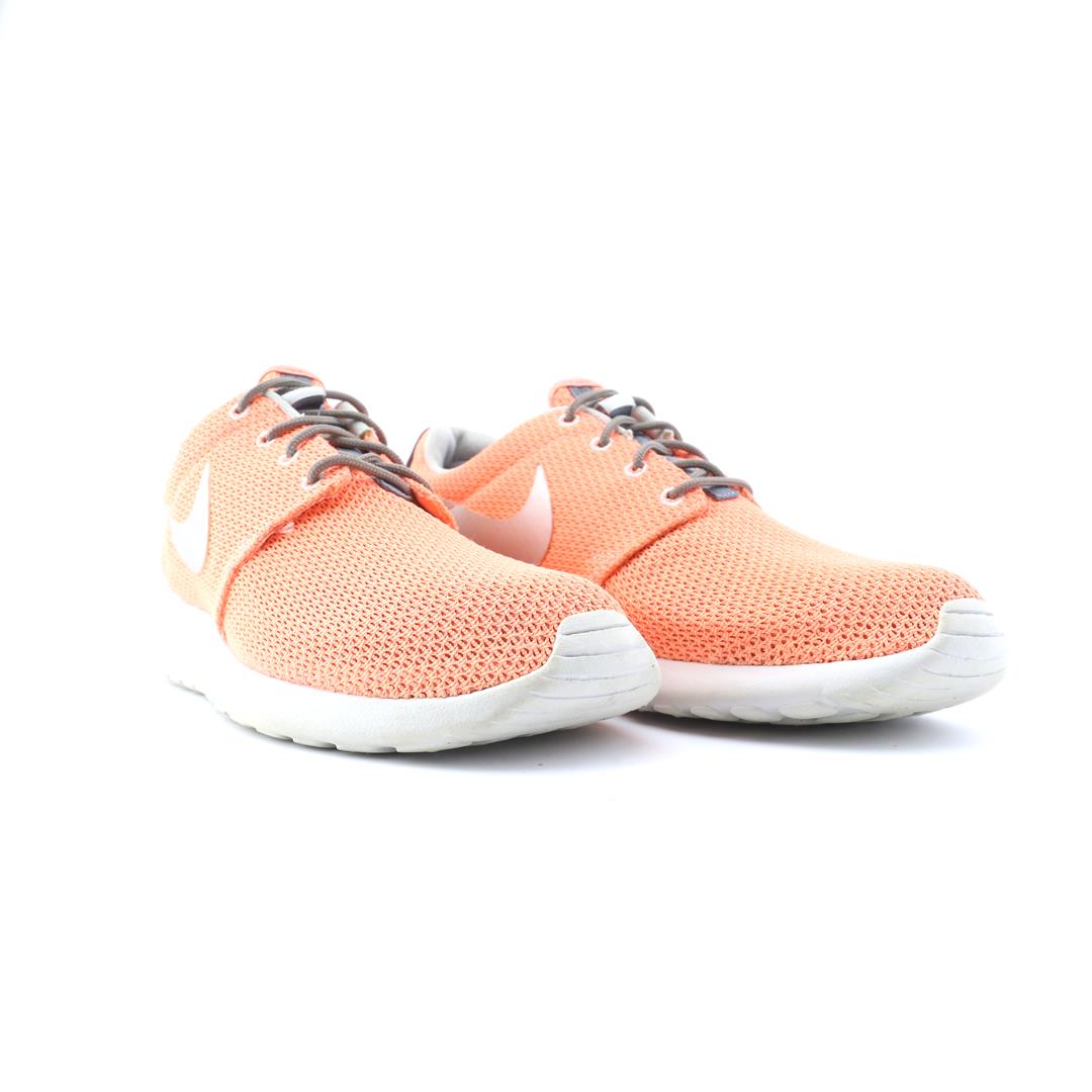 NIKE ROSHE ONE