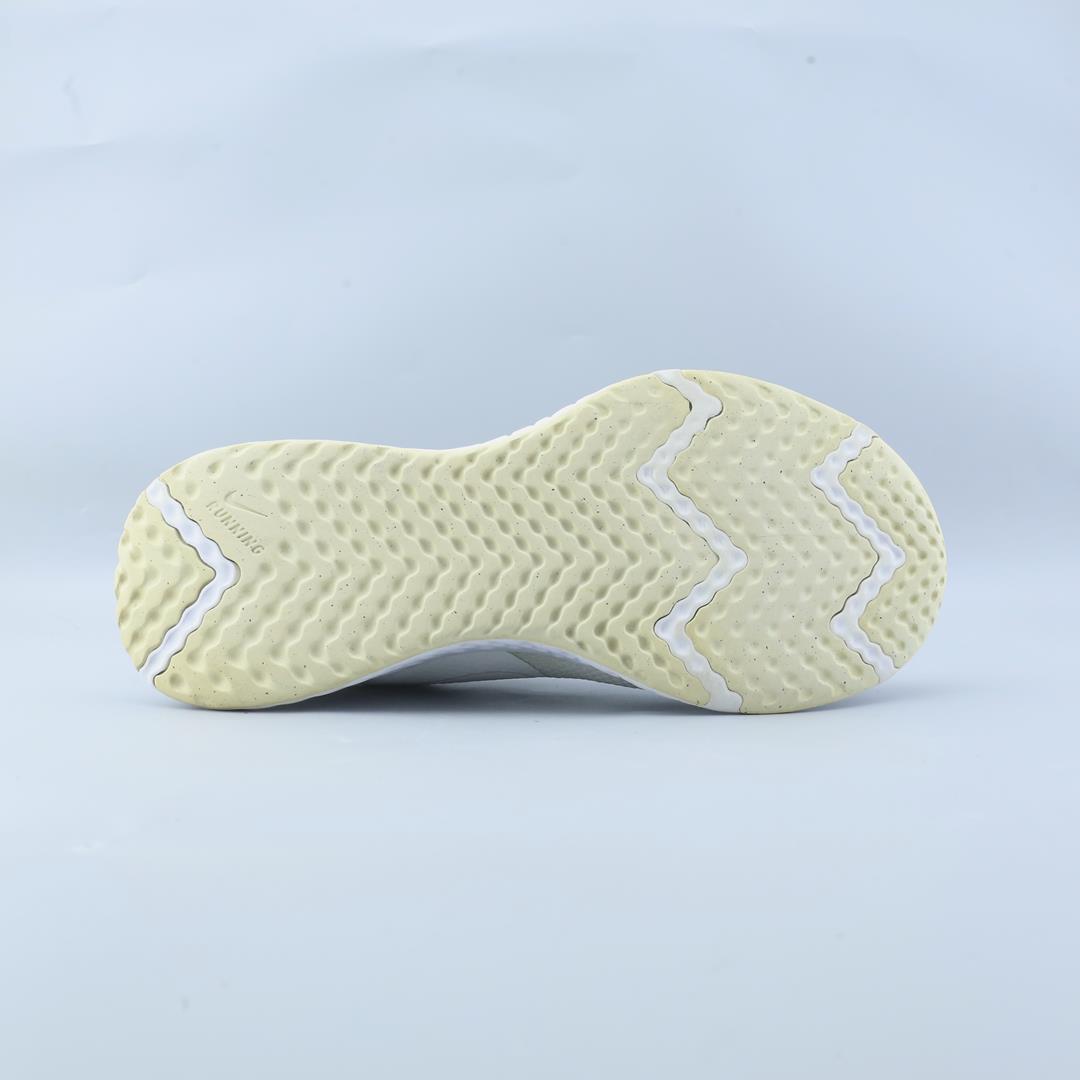 NIKE REVOLUTION 5