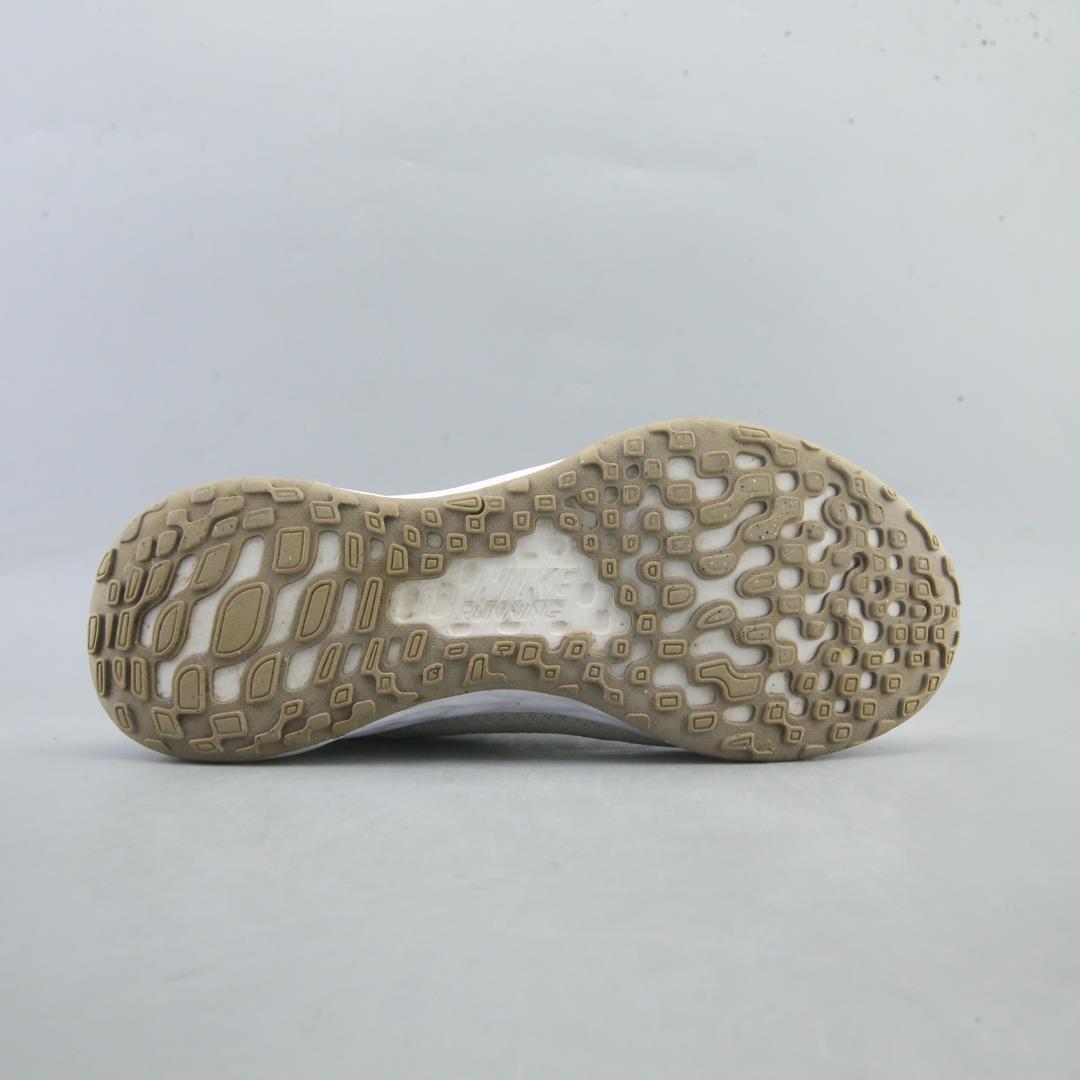 NIKE REVOLUTION 6