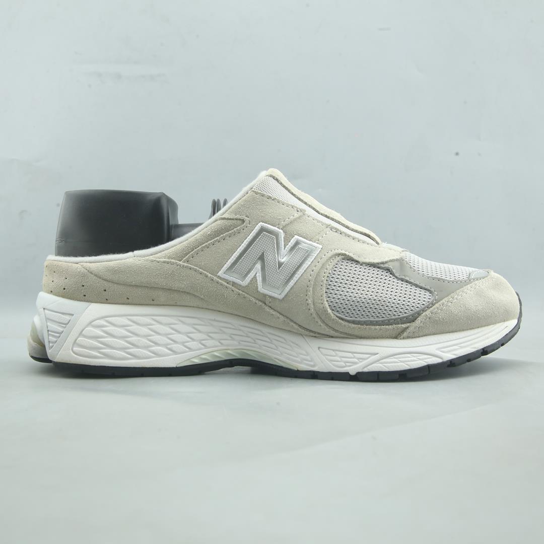 NEW BALANCE 2002R