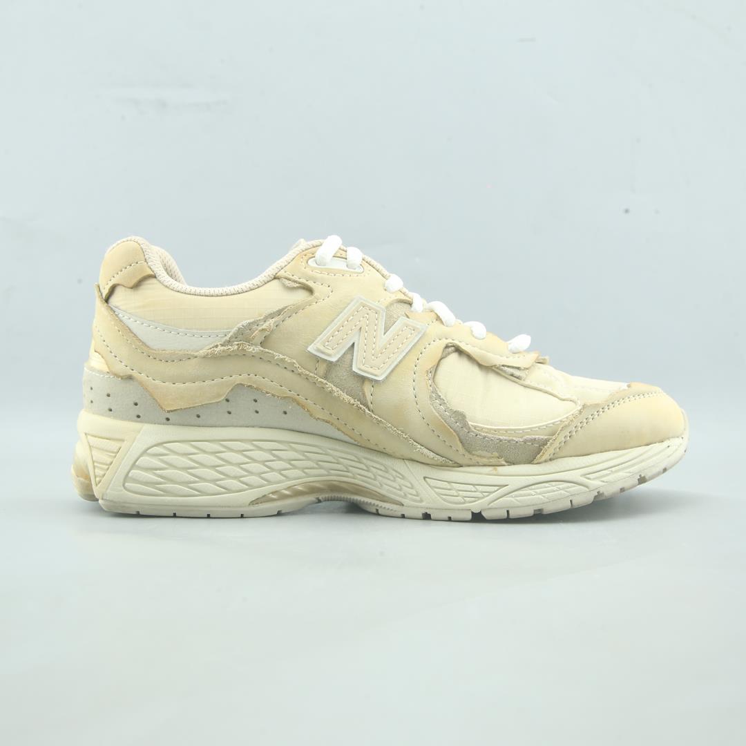 NEW BALANCE 2002R