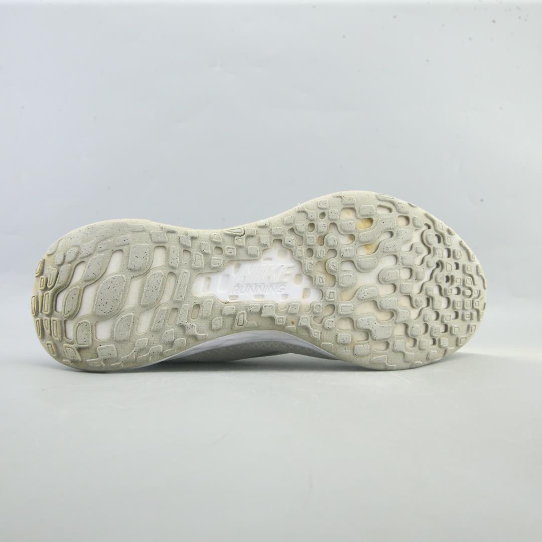 NIKE REVOLUTION 6