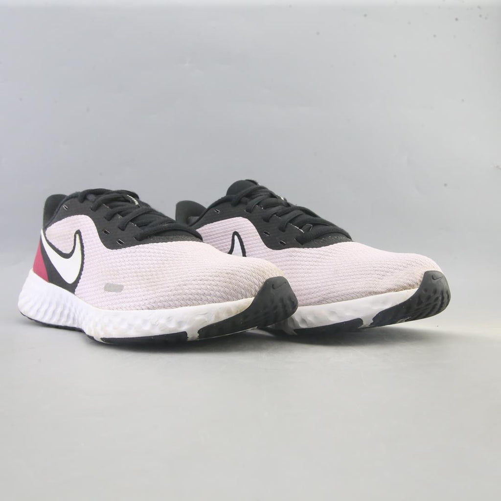 NIKE REVOLUTION 5