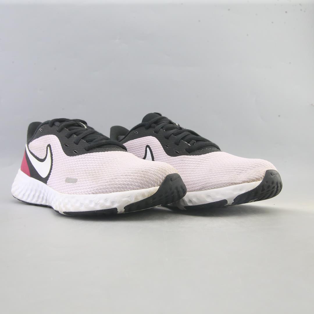 NIKE REVOLUTION 5