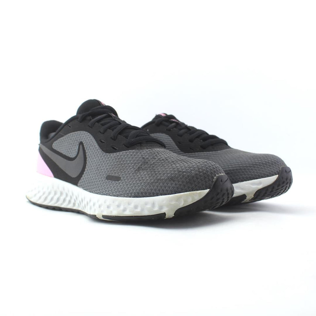 NIKE REVOLUTION 5