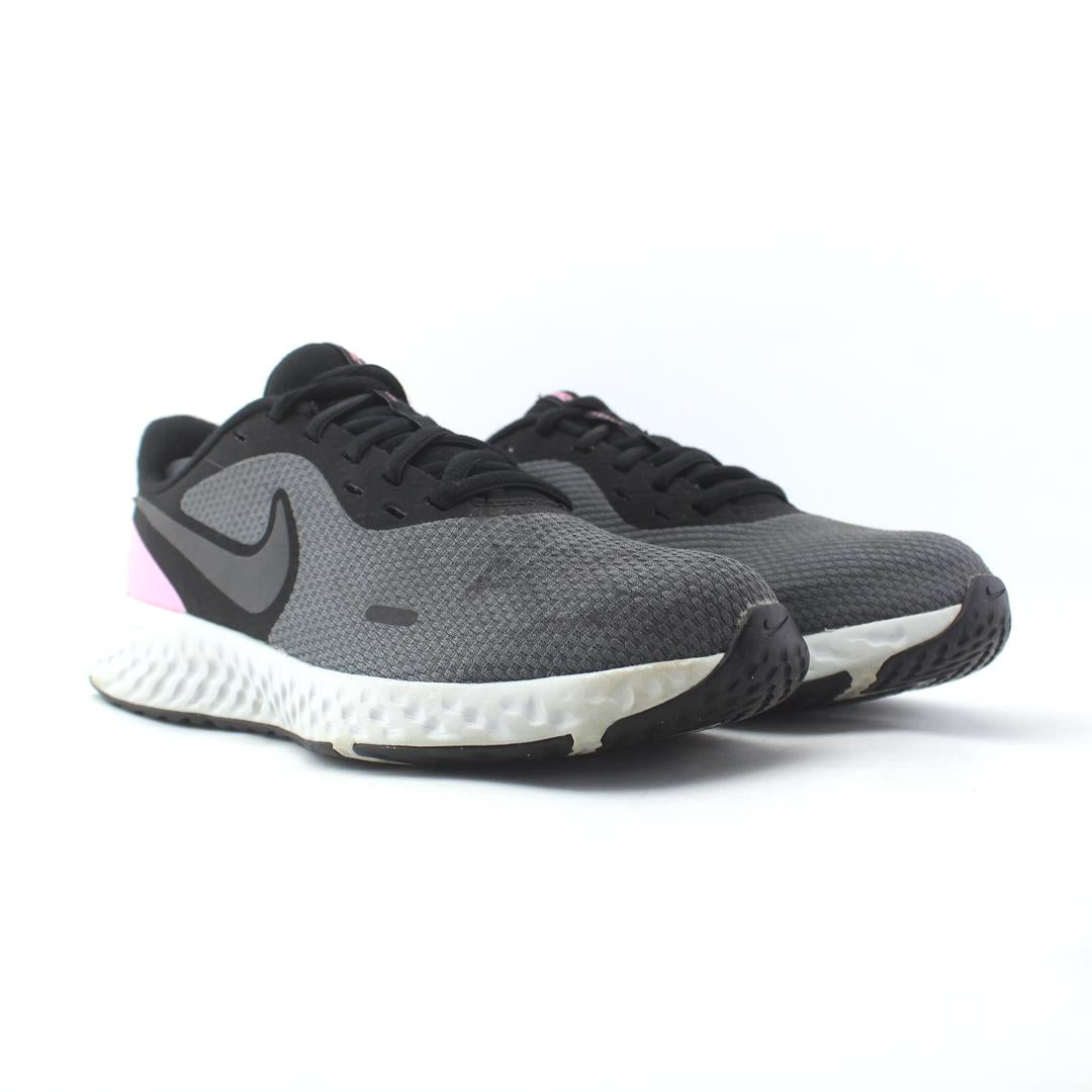 NIKE REVOLUTION 5