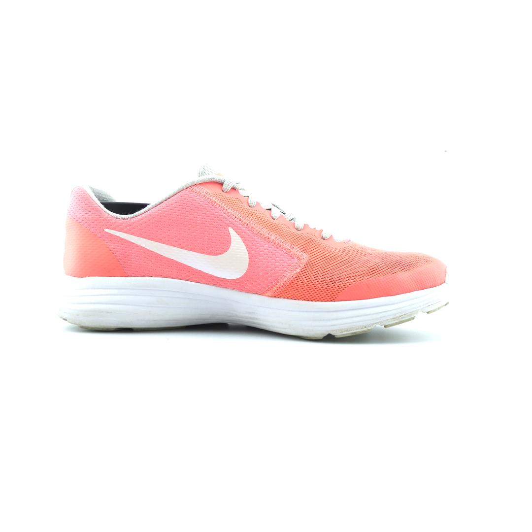 NIKE REVOLUTION 3