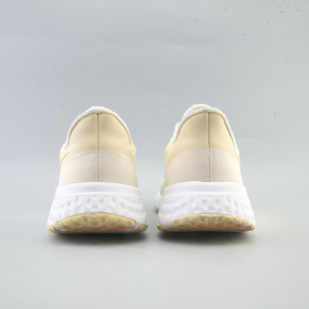 NIKE REVOLUTION 5