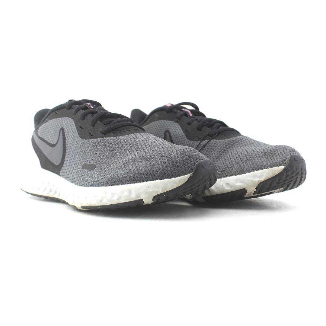 NIKE REVOLUTION 5
