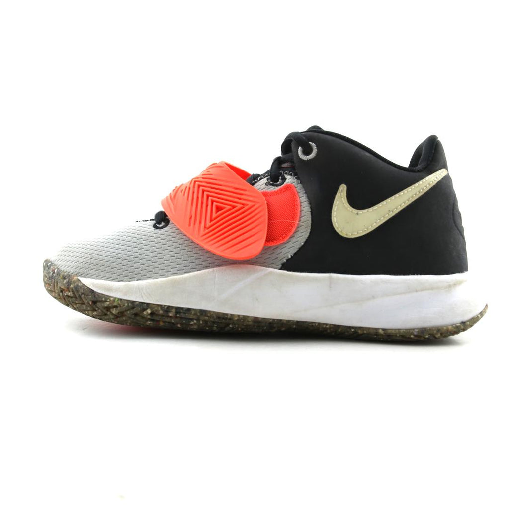 NIKE  KYRIE FLYTRAP III