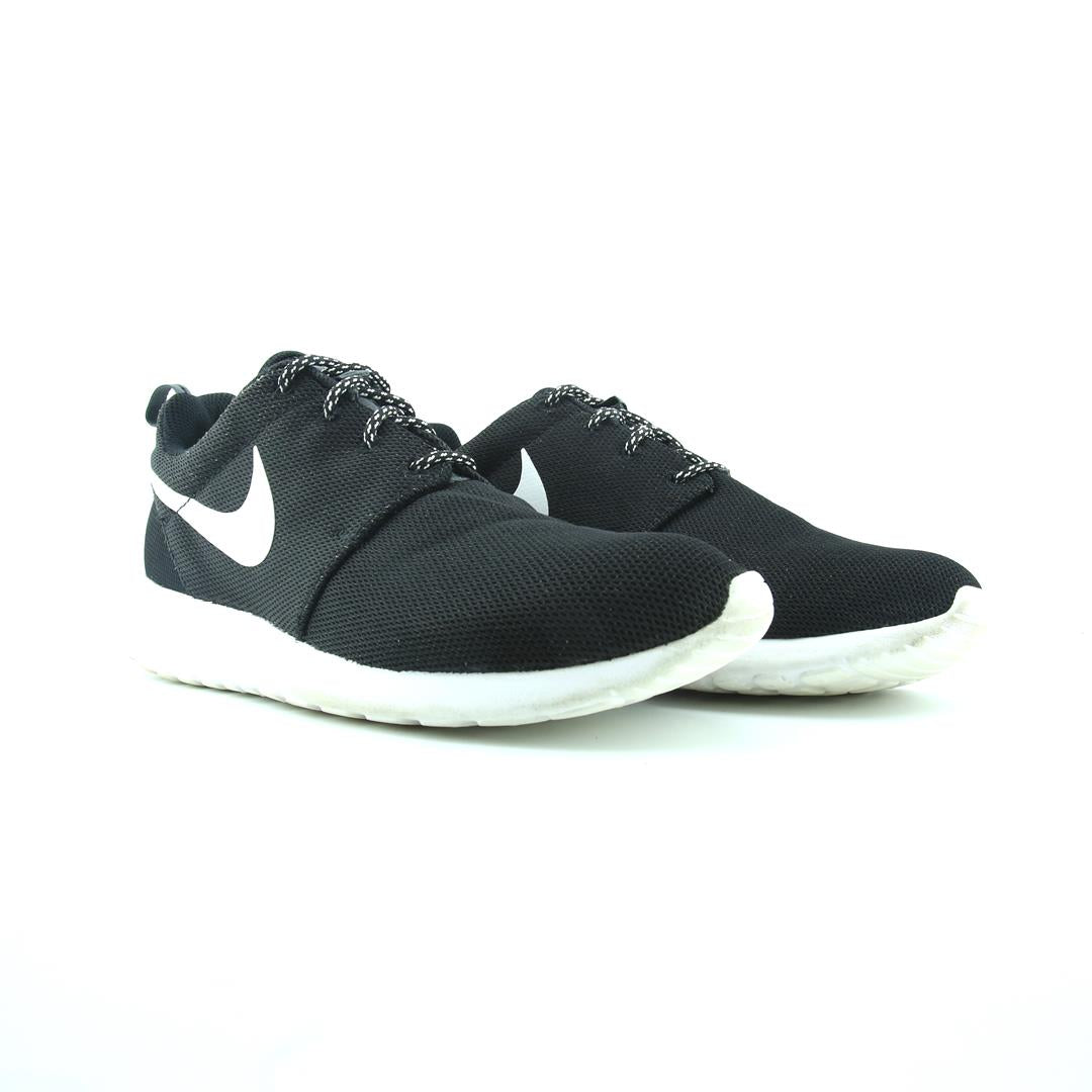 NIKE ROSHE ONE
