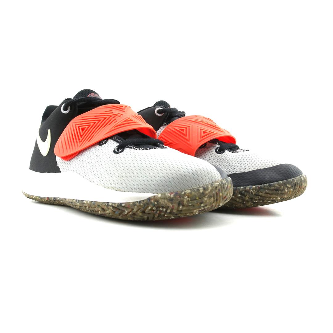 NIKE  KYRIE FLYTRAP III