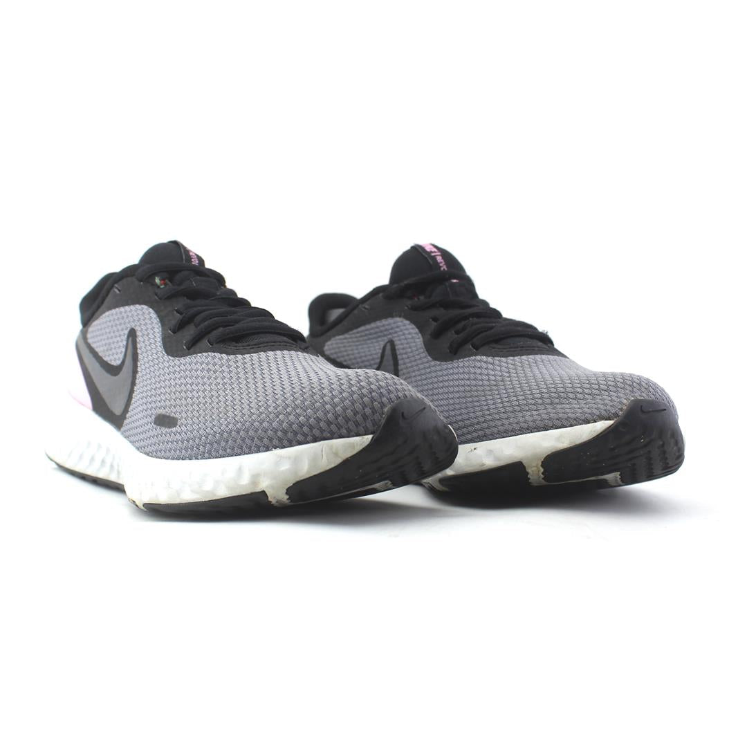 NIKE REVOLUTION 5