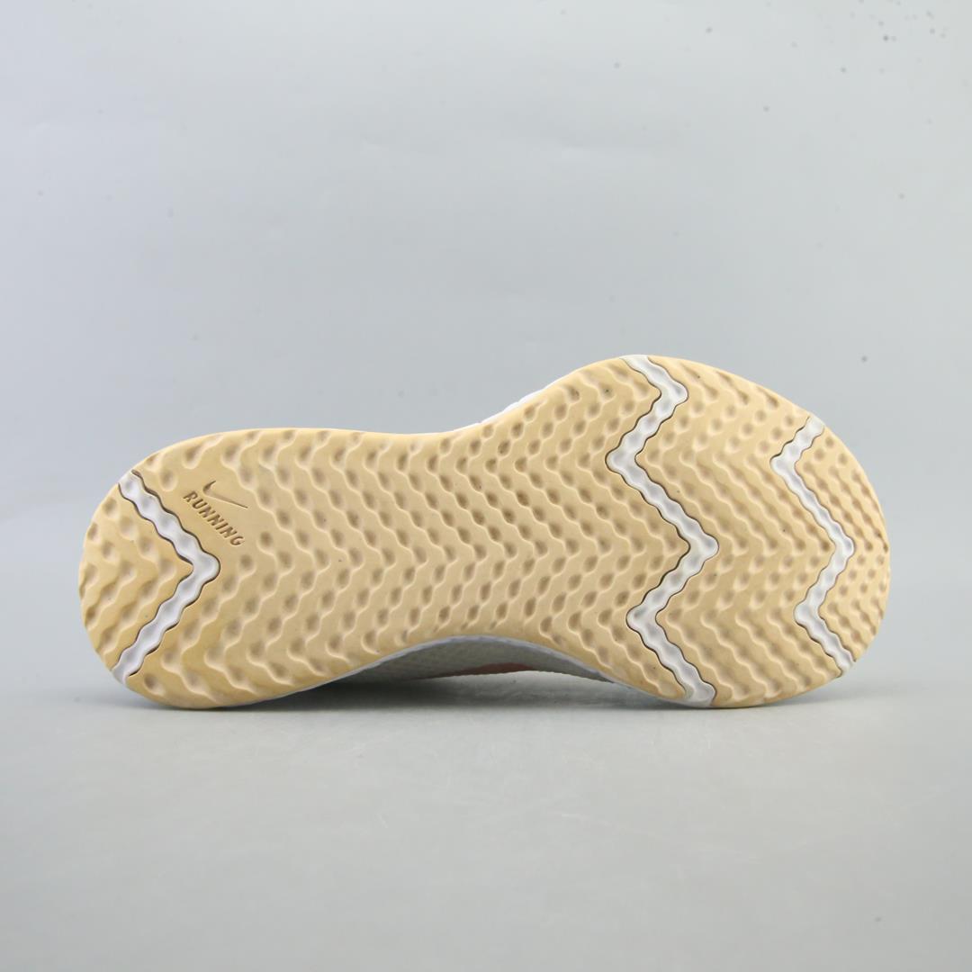 NIKE REVOLUTION 5